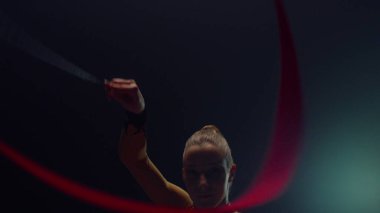 Ritmik jimnastik yapan zarif bir kadın. Çekici jimnastikçi kurdele çalıyor..