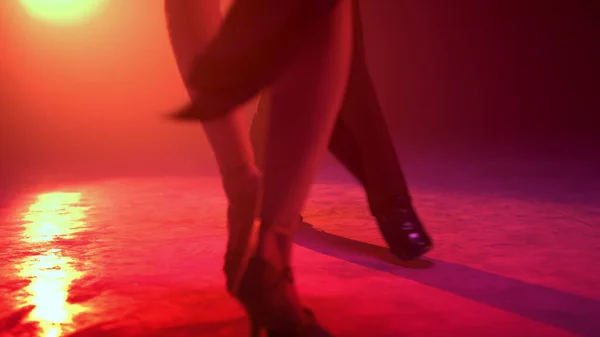 Gepassioneerde dansers benen treden op. Onherkenbare man en vrouw dansen. — Stockfoto