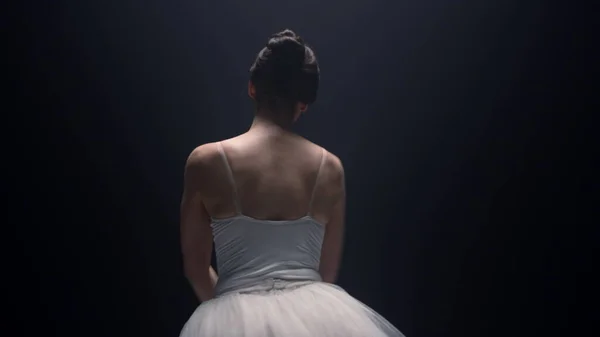 Dançarina sensual se apresentando com as mãos levantadas dentro de casa. Bailarina dançando na aula — Fotografia de Stock