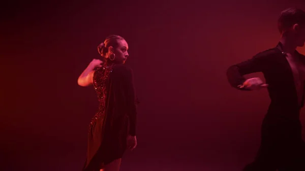 Balo salonu çifti Latince programıyla sahneye çıkıyor. Karanlık salonda dans eden çift. — Stok fotoğraf