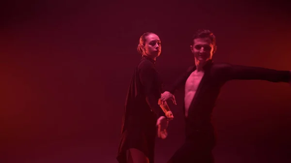 Graziosa coppia che esegue balli latini al chiuso. Uomo e donna che ballano in studio. — Foto Stock
