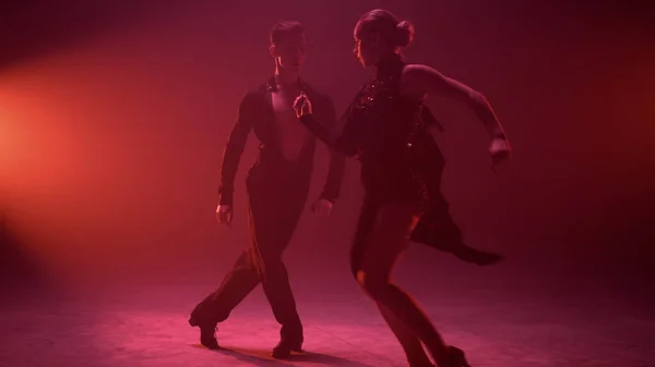 Ballerini sexy godendo prestazioni sul palco. Sensuale coppia danza samba al chiuso — Foto Stock