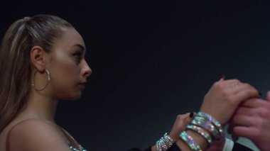 İçeride dans eden şehvetli bir çift. Balo dansçıları birbirlerini izliyorlar.