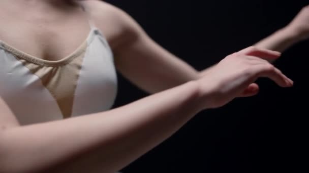 Ramiona baleriny wykonujące płynne ruchy. Tancerka baletowa ręce poruszające się w powietrzu. — Wideo stockowe
