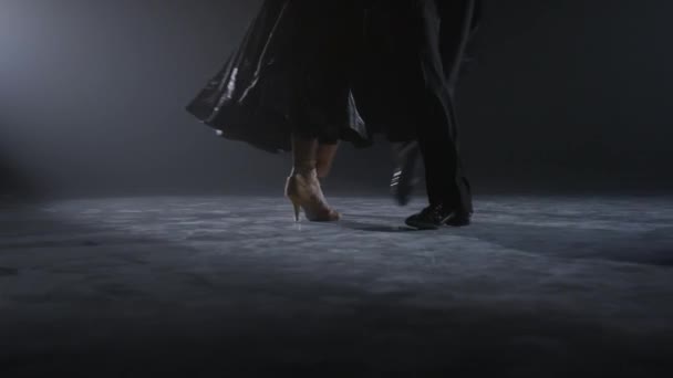 Ballroom dansare fötter uppträda på scenen. Dans par ben utbildning i klassen. — Stockvideo