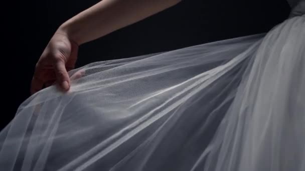 Brazo de bailarina tocando la falda de tutú en interiores. Bailarina de mano jugando con dobladillo vestido. — Vídeo de stock