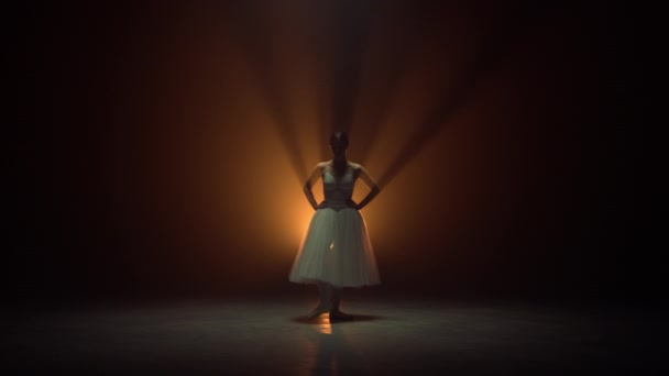 Silueta de bailarina posando en el escenario. Bailarina de ballet con las manos en la cintura. — Vídeos de Stock