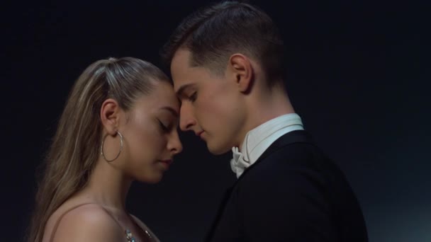 Ballroom par står i mörk bakgrund. Unga dansare tittar på varandra. — Stockvideo