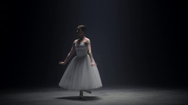 Hermosa bailarina bailando de puntillas en interiores. Bailarina de ballet ensayando en el escenario — Vídeos de Stock