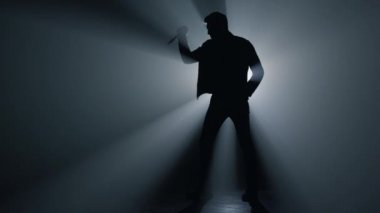 Karanlıkta elinde bıçak tutan siluet adam. Hançerli bir suçlu..