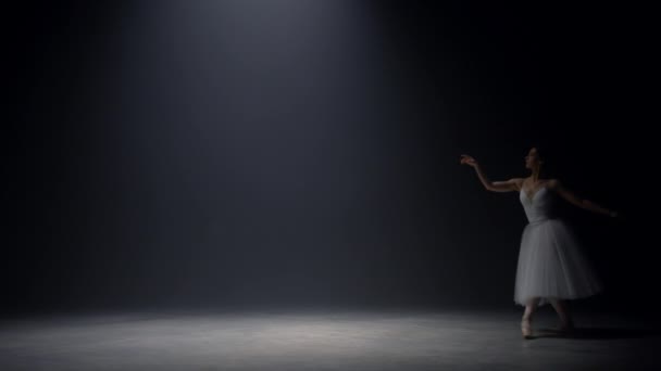 Sensual ballerina jumping on stage. Ballet dancer dancing pointe shoes indoors. — Stock Video