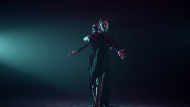 Pareja de baile profesional participando de la competencia. Bailarines de salón actuando — Vídeos de Stock