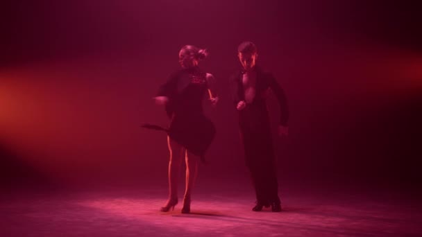 Táncoló pár meghajol előadás után a színpadon. Táncosok köszöntik a közönséget. — Stock videók