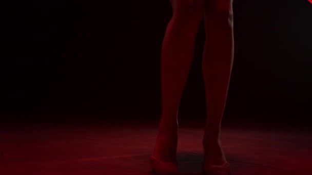 Frau schlanke Beine beim rhythmischen Turnen in Innenräumen. Turnerinnen treten auf. — Stockvideo