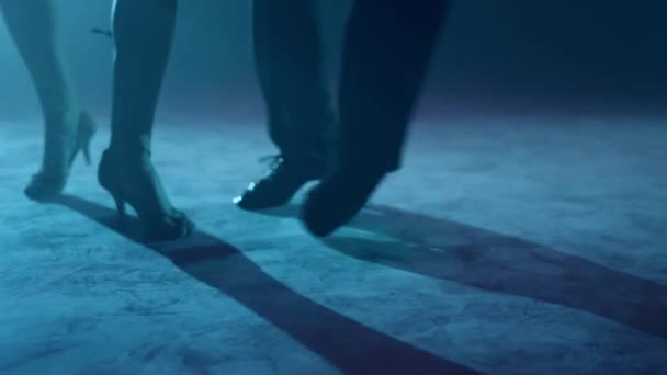 Profesional pareja piernas bailando programa latino. Bailarinas desconocidas pies realizando — Vídeo de stock