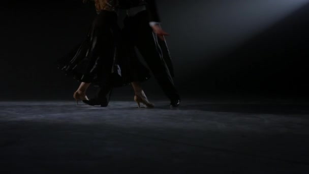 클로즈업 댄서 발로 실내에서 발레를 하고 있습니다. 알 수없는 남녀 춤. — 비디오