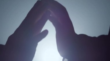 İki el içeride birleşiyor. Erkek kadın kolları birbirine dokunuyor..