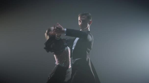 ホールでプロのスキルを示すエレガントなダンサー。社交ダンスカップル. — ストック動画