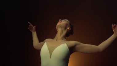 Gösteri sırasında elini hareket ettiren çok hoş bir dansçı. Balerin içeride dans ediyor..