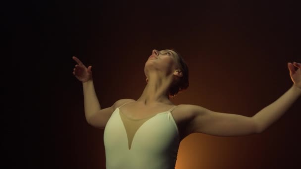 Bailarina encantadora moviendo las manos durante la actuación. Bailarina bailando adentro. — Vídeos de Stock