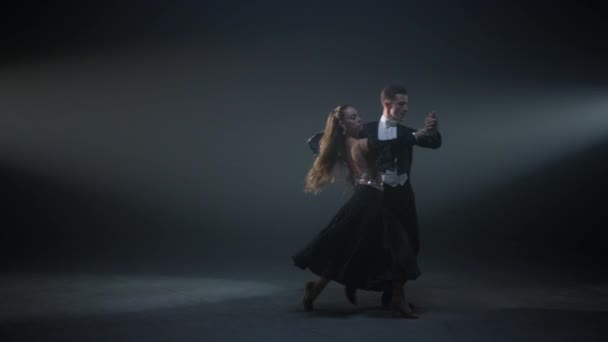 Couple de danse de salon se produisant à l'intérieur. Danseurs passionnés se déplaçant sur scène. — Video