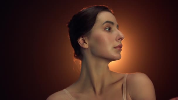 Πορτρέτο χορεύτρια ψάχνει κάμερα στο στούντιο. Όμορφη γυναίκα που αγγίζει το λαιμό. — Αρχείο Βίντεο