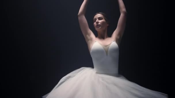 Όμορφη χορεύτρια μπαλέτου στριφογυρίζει με φουστίτσα. Μπαλαρίνα σκηνή χορού. — Αρχείο Βίντεο
