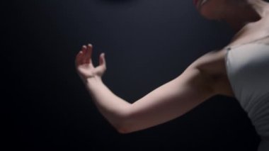 Bale dansçısı eteğe dokunuyor. Klasik baleyi cezbeden şehvetli kadın. 