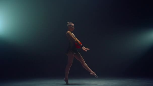 Mujer flexible actuando con pelota. Hermosa chica haciendo gimnasia rítmica. — Vídeo de stock