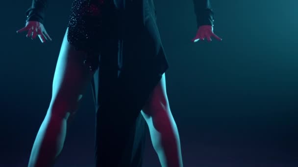 Bailarina doblándose alrededor del hombre en el espacio oscuro. Pareja bailando en el salón. — Vídeos de Stock