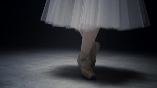 Nogi baleriny tańczące na palcach. baletnica nogi występujące w pointe buty. — Wideo stockowe