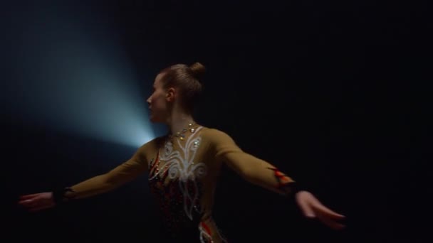 Bastante deportista haciendo gimnasia rítmica en interiores. Hermosa gimnasta bailando. — Vídeos de Stock