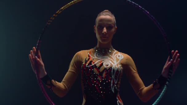 Kamera için hula hoop yapan bir kadın. Jimnastik yapan güzel bir jimnastikçi — Stok video
