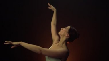 Şefkatli dansçı sahnede. Zarif balerin ellerini içeride hareket ettiriyor..