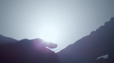 Silüet romantik çift içeride el ele tutuşuyor. İlişki kavramı. 