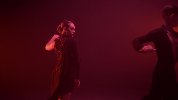 Balo salonu çifti Latince programıyla sahneye çıkıyor. Karanlık salonda dans eden çift. — Stok video