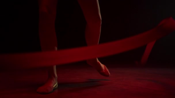 Άγνωστα γυναικεία πόδια εξασκούνται στην καλλιτεχνική γυμναστική. Gymnast εκτελεί κορδέλα. — Αρχείο Βίντεο