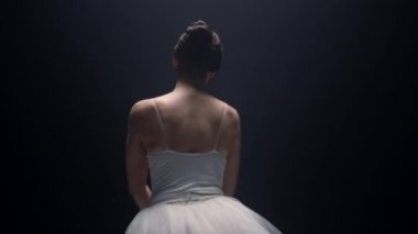 Kapalı mekanda ellerini kaldırarak dans eden duygusal dansçı. Sınıfta dans eden balerin.