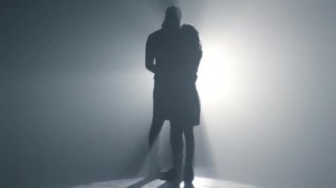 Siluet seven çiftin içeride randevusu var. Dans eden romantik bir çift..