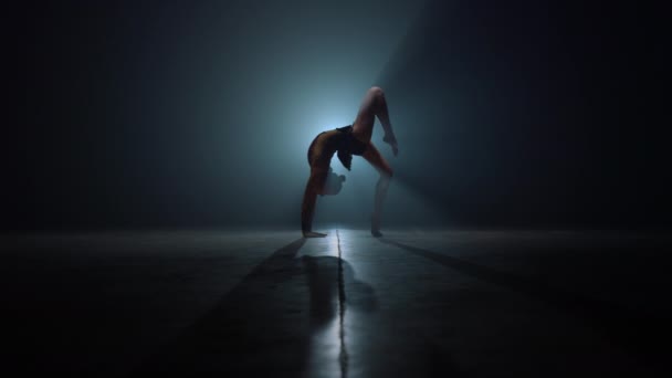 Ginasta flexível fazendo exercícios de backbend. Mulher bonita que se estende dentro de casa. — Vídeo de Stock