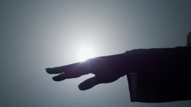 Karanlıkta kız eli silueti. Havada hareket eden tanınmayan bir kadın..