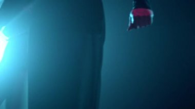 Sahnede dans eden tutkulu bir çift. Latin dansçılar performansı seviyor.