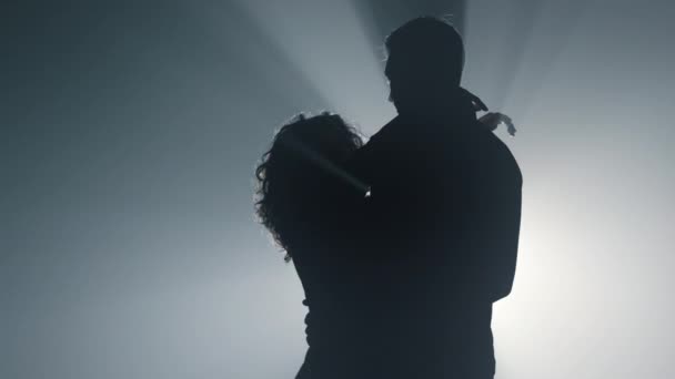 Silhouette eines sinnlichen Paares, das sich drinnen umarmt. Romantiker Mann Frau tanzt. — Stockvideo
