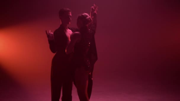Hombre elegante mujer bailando en el interior. Sexy pareja realizando paso doble en el escenario. — Vídeos de Stock