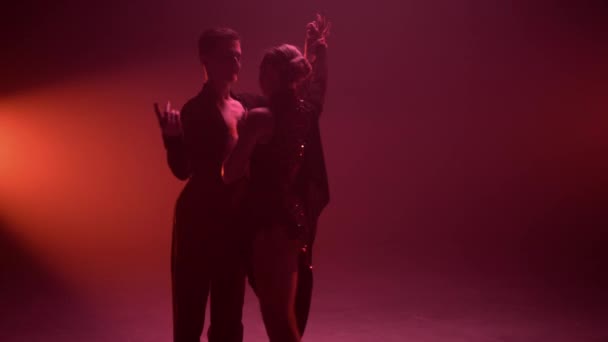 Genadige man vrouw danst binnen. Sexy paar uitvoeren paso doble op het podium. — Stockvideo