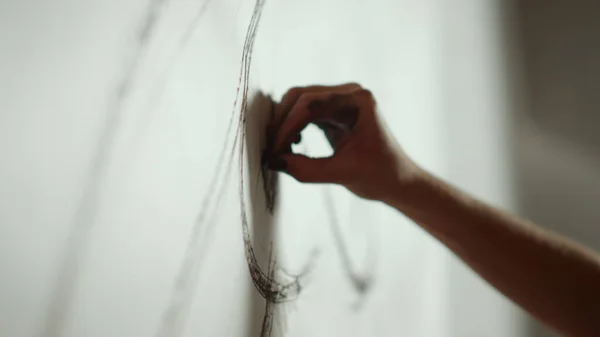 Mujer irreconocible creando obra maestra en interiores. Chica eclosión mano sobre lienzo. — Foto de Stock