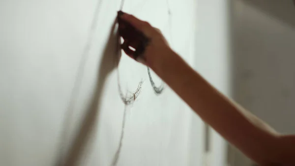 Femme dessin à la main image à l'intérieur. Peintre femme faisant des croquis dans un atelier d'art. — Photo
