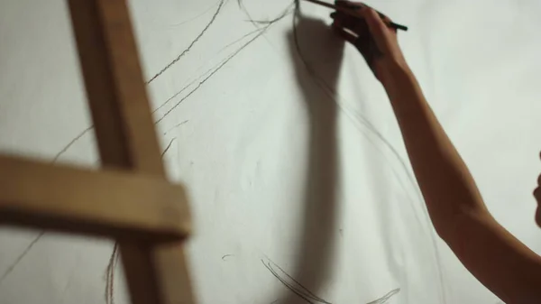 Unbekannte Malerin macht Skizze auf Leinwand. Frauenhandzeichnung am Arbeitsplatz. — Stockfoto
