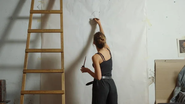 Kreativ kvinna ritar på duk. Kvinnlig målare gör skiss inomhus. — Stockfoto