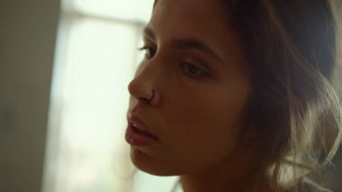 İçeride sanat eserleri üzerinde çalışan genç bir kadın. Stüdyoda odaklanmış ressam resmi.